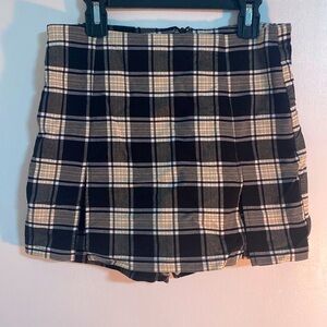 Black plaid skort (part of a set) 🖤